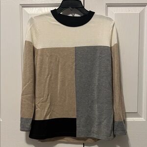Calvin Klein Long Sleeve Top
US Women’s M
Gently worn and has no sings of damage